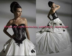 Robe de mariée NV noir & blanche style dentelle VENDU avec jupon adapté.