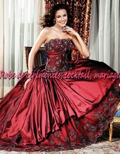 Robe de mariée NV bordeaux et argenté VENDU avec jupon adapté.
