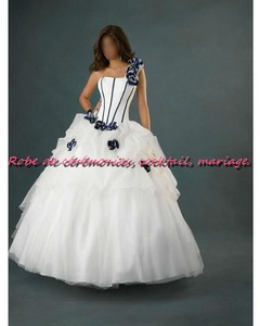 Robe de mariée NV  asymétrique blanche et bleu motif floral VENDU avec jupon adapté.