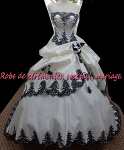 Robe de mariée NV blanche et noir entièrement brodé VENDU avec jupon adapté.