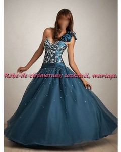 Robe de mariée CS bleu coupe asymétrique VENDU avec jupon adapté.