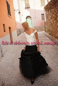 Robe de mariée NV blanche & noir bustier en V, VENDU avec jupon adapté.