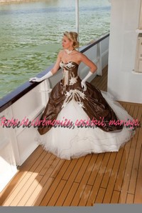 Robe de mariée Noir et blanc avec traîne et laçage VENDU avec jupon adapté