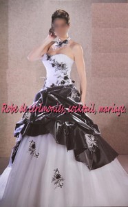 Robe de mariée NV Noir et blanc VENDU avec jupon adapté & tour de cou.
