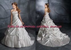 Robe de mariée romantique blanche ornée de sequins VENDU avec jupon adapté.