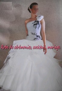Robe de mariée NV blanche & noir à motif floral VENDU avec jupon adapté.
