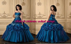 Robe de princesse bleu foncé ornée de strass VENDU avec jupon adapté.