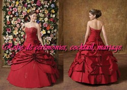 Robe de princesse rouge ornée de strass VENDU avec jupon adapté.