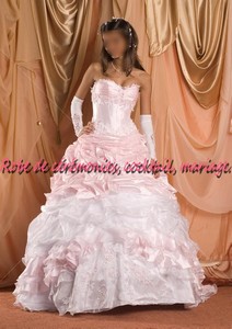Robe de mariée NV blanche et rose pâle VENDU avec jupon adapté.