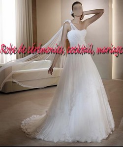 Robe de mariée SMP blanche coupe asymétrique VENDU avec jupon adapté.