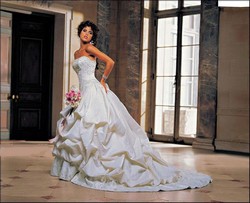 Robe de mariée prestige blanc bustier brodé traîne plissé VENDU avec jupon adapté