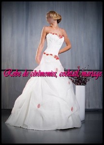Robe de mariée NV Blanc et Rouge fuchsia VENDU avec jupon adapté.