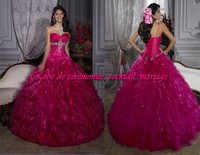 Robe de princesse fuschia ornée de strass VENDU avec jupon adapté.