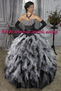 Robe de princesse NVP noir & blanche bustier en coeur ornée de strass VENDU avec jupon adapté.