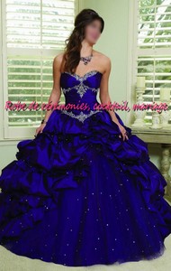 Robe de princesse NVP bleu royal ornée de strass VENDU avec jupon adapté.