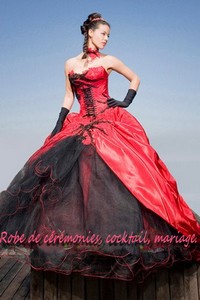 Robe de mariée Noir et blanc avec traîne et laçage VENDU avec jupon adapté