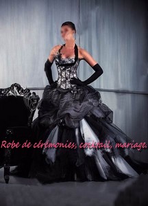 Robe de mariée NV noir et blanc VENDU avec jupon adapté.