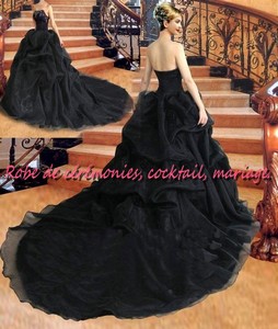 Robe de mariée NV Noir VENDU avec jupon adapté.