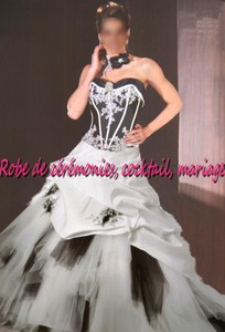 Robe de mariée NV Blanche et noir VENDU avec tour de cou et jupon adapté.