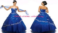 Robe de princesse bleu saphir ornée de strass VENDU avec jupon adapté.
