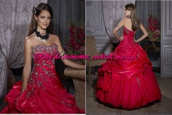 Robe de princesse NVP rouge ornée de strass VENDU avec jupon adapté.