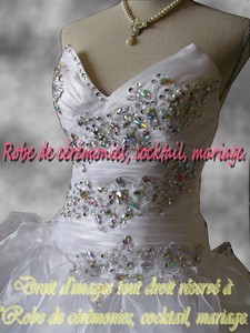 Robe de mariée blanche bustier ornée de strass VENDU avec jupon adapté.