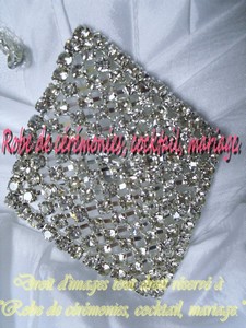 Robe de mariée blanche bustier en coeur ornée de strass VENDU avec jupon adapté.