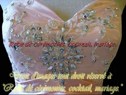 Robe de soir&eacute;e saumon bustier en coeur orn&eacute;e de strass