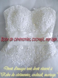 Robe de mari&eacute;e blanche bustier strass&eacute; VENDU avec jupon adapt&eacute; & voile.