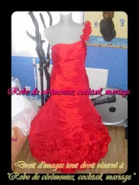 Robe de cocktail asymétrique rouge coupe sirène