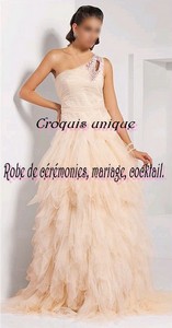 Robe de soirée beige coupe asymétrique