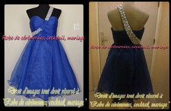 Robe de cocktail bleu asymétrique bretelle ornée de strass.