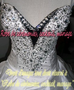 Robe de mariée ivoire style jeux de superposition VENDU avec jupon adapté.