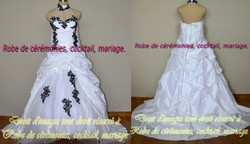 Robe de mariée Blanche et Noir avec col américain remplit VENDU avec jupon adapté.