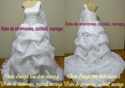 Robe de mariée blanche manche asymétrique, coupe plissé.