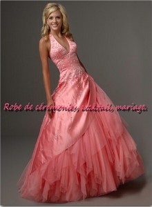 Robe de princesse corail ornée de strass VENDU avec jupon adapté.