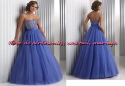 Robe de princesse bleu ciel bustier ornée de strass VENDU avec jupon adapté.