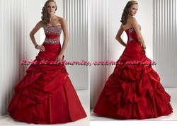 Robe de princesse rouge bustier ornée de strass VENDU avec jupon adapté.