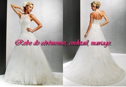 Robe de mariée romantique blanche avec bustier en dentelle formant un col américain VENDU avec jupon adapté