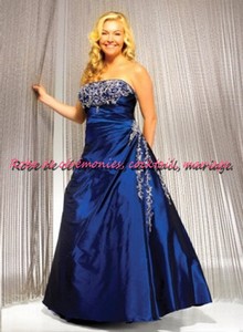 Robe princesse bleu saphir ornée de strass