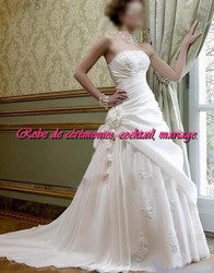 Robe de mariée romantique blanche motif floral VENDU avec jupon adapté.