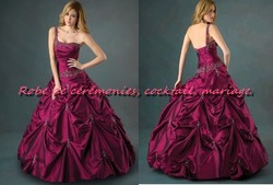 Robe de princesse fushia/bordeaux VENDU avec jupon adapté.