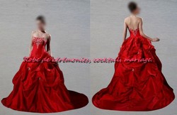 Robe de mariée rouge ornée de strass VENDU avec jupon adapté.