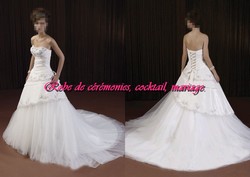 Robe de mariée romantique blanche strassé VENDU avec jupon adapté.