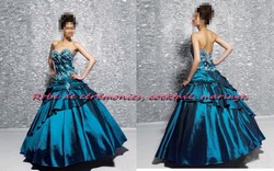 Robe de princesse bleu ornée de strass VENDU avec jupon adapté.