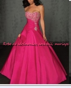 Robe de princesse rose fuschia VENDU avec jupon adapté.