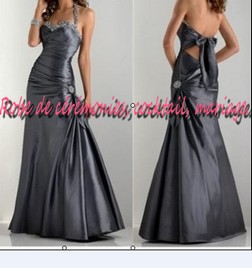 Robe de soirée grise dos nue, avec col américain.