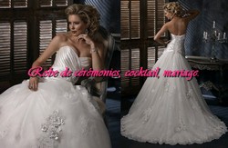 Robe de mariée romantique blanc cassé à motif floral VENDU avec jupon adapté.