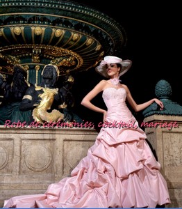 Robe de mariée glamour rose pâle VENDU avec jupon adapté.