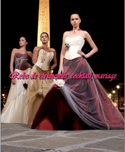 Robe de mariée glamour, blanche & bordeaux VENDU avec jupon adapté.